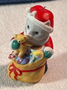 Christmas ornament ceramic cat in santa suit with toy bag MAX7354 - Picture 1 of 7