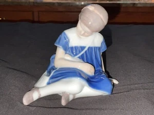 B&G Bing and Grondahl Figurine Little Girl Sitting With Doll 1526 - Picture 1 of 8