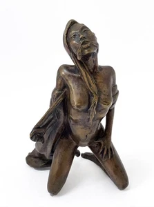 ESCULTURA ERÓTICA MUJER DESNUDA BRONCE LATÓN VINTAGE ARTE ARRIESGADO FIRMADA - Imagen 1 de 9