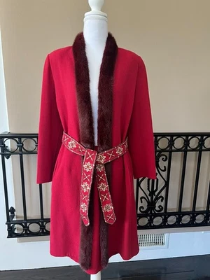 Conjunto de falda y chaqueta Bill Blass vintage roja con detalles bordados y ribetes de piel Foto 1 de 4