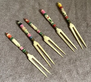 Five vintage hand painted carved bone hors d'oeuvre forks - Picture 1 of 5