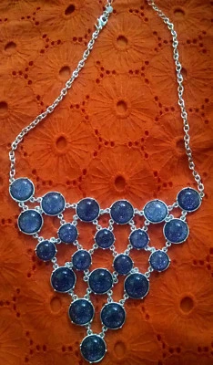 AVON МЕРЦАЮЩИЙ ПУЗЫРЬ ОЖЕРЕЛЬЕ ФИОЛЕТОВЫЙ СЕРЕБРИСТЫЙ NIB - Изображение 1 из 4