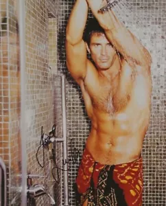 GAY INT SHIRTLESS ALUCKY VANOUS FIRMADO EN PERSONA 8X10 - Imagen 1 de 1