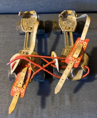 PATINS À ROULETTES ANCIENS ANNÉES 1950/60 EN L'ÉTAT - Photo 1/2