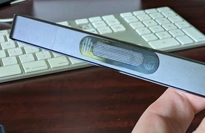 Écran anti-poussière en maille métallique pour smartphones et tablettes Android et iOS [Noir] - Photo 1 sur 5