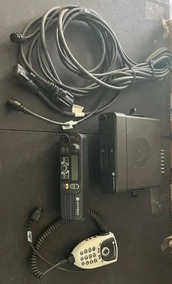 Motorola XPR 4550 VHF Mobile Radio Remote Head + Brick OEM Cables - Image 1 of 4