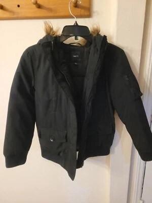 Chaqueta acolchada alternativa de plumón pesado Gap Kids negra XL 12 Foto 1 de 4