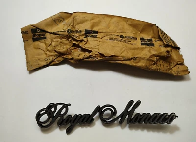 Placa de identificación de puerta de faros Dodge Royal Monaco 1976-1977 emblema insignia 3811508 nuevo en stock Foto 1 de 3