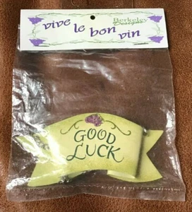 NUOVA etichetta in metallo per bottiglia di vino Berkeley Designs con catena "Buona Fortuna" - Foto 1 di 1