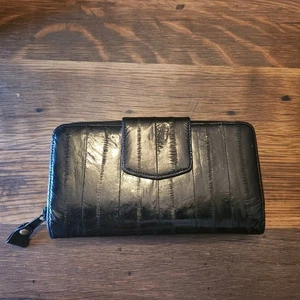 Bolso sin asas Lee Sands piel de anguila bloqueo de beso negro nuevo - Imagen 1 de 9