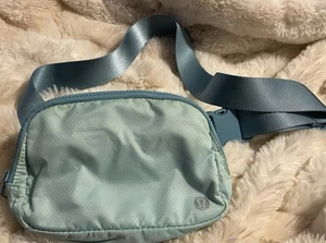 Lululemon Everywhere Gürteltasche Icing Blue Eton Blue - Bild 1 von 5