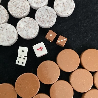 Piezas de repuesto de backgammon moteado 14 dados marrones y 15 blancos más Foto 1 de 2