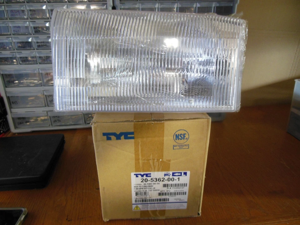 Conjunto de faros TYC 20-5362-00-1 LH para algunas aplicaciones 99-01 Ford F250 - F450. Foto 1 de 1