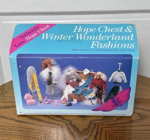 NEU Totsy Authentic Lane Hope Truhe Winter Wonderland Fashions Barbie Kleidung - Bild 1 von 12