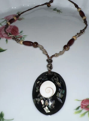 Collar de cordón ajustable colgante redondo espiral resina negra astilla con concha de abulón boho Foto 1 de 2