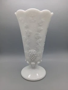 Vintage Westmoreland Milchglas getäfelt Traube Fuß Vase - gewellter Rand - Bild 1 von 8