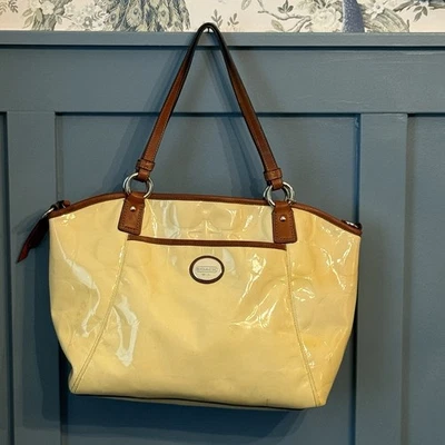 Bolso de hombro Coach Peyton charol F20028 amarillo mantequilla borde coñac Foto 1 de 4