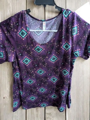 Top LuLaRoe Plus Talla 2XL Geométrico Manga Corta Elastizado Púrpura Verde Malva Negro Foto 1 de 4
