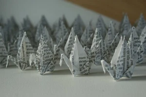 Lot 50 grues oiseaux porte bonheur en origami livre recyclé déco mariage fêtes - Photo 1/4
