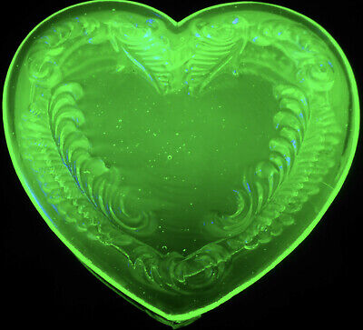 Green Vaseline Uranium Glass Heart Powder Makeup Box Candy Dish Jewelry Dresser • 9.98$