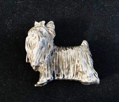 Estatuilla de metal de perro cachorro pelo largo YORKSHIRE Terrier de plata de peltre Foto 1 de 2