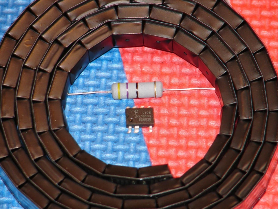 IC LNK586GG y 1 resistencia 47 ohmios 3 vatios - red IC, Bauknecht, bañera de hidromasaje, en S Foto 1 de 1