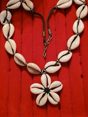 Excelente collar distintivo de flores concha de cowrie blanca crema genuino  Foto 1 de 4