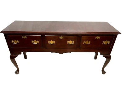 Aparador estilo buffet Queen Anne Pennsylvania Classics de cereza maciza Foto 1 de 4