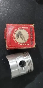 Honda S90 C90 CD90 CL90 CM91 CT90 SL90 ST90 Kolben Original NOS + 1.00 13105-028 - Bild 1 von 2