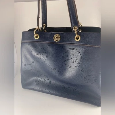 Cartera Anne Klein Perf Anillo Logo Azul Marino con Herrajes Acabados en Oro Foto 1 de 4