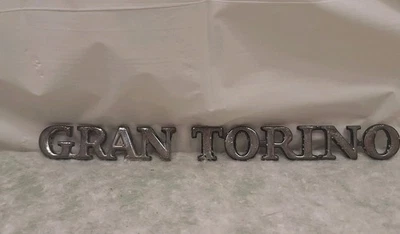 Ford Gran Torino 1972-76 vintage guardabarros delantero emblema OEM metal original Foto 1 de 4