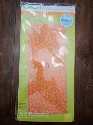 Accuquilt GO! Plantilla de troquel de corte de tela triangular de 4" medio cuadrado para edredón nueva Foto 1 de 2