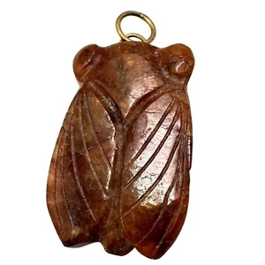 Handgeschnitzter Vintage Stein Jade? Zikaden Anhänger mit goldfarbenem Biegering - Bild 1 von 9