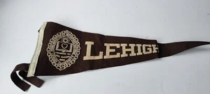Banderín de fieltro marrón Lehigh University vintage raro de los años 50 - 35 cm x 13,5 cm - Imagen 1 de 16