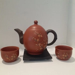 Tetera de arcilla roja Yixing vintage con tapa y 2 tazas colador de té y soporte - Imagen 1 de 10