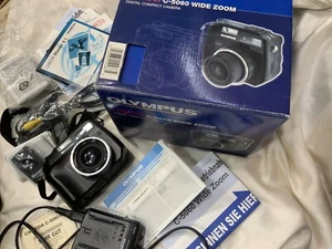 Olympus Camedia C-5060 Wide Zoom 5.1MP Digital Camera  Full Kit - Picture 1 of 12