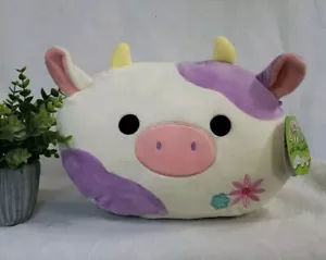 Claire the Cow Squishmallow impilabile nuovo con etichette viola con fiore rosa RARO - Foto 1 di 18