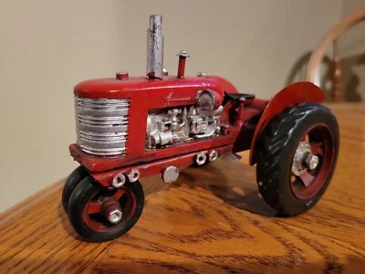 ¡Tractor Farmall Internacional Rojo Art Deco DE COLECCIÓN Escala 1:32 Metal Prensado! Foto 1 de 4