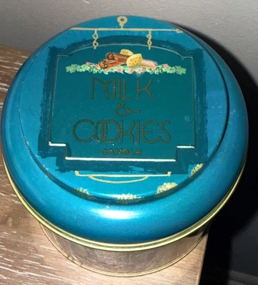 Vela de leche y galletas Anthropologie ILLUME 10,1 OZ en lata navideña - nueva Foto 1 de 4