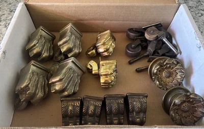 10 Muebles de pie con garra de latón ornamentado Puntera Cubierta de pie Algunos con ruedas 2 perillas Foto 1 de 4