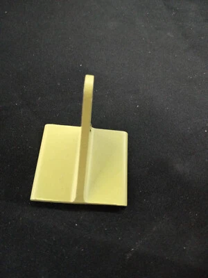 Raytheon P/N 105-410000-91 - SOPORTE - MONTAJE PUERTA - NARIZ con forma 8130-3 Foto 1 de 4