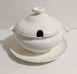 Wedgwood Etruria Cream Soup Tureen and Side Plate Vintage Small Chip On Lid - Picture 1 of 13