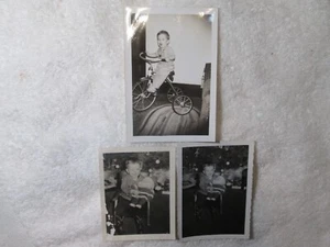 Foto De Colección Niño Pequeño Muñeca Papá Noel Montando Triciclo Circa 1947 Instantánea Original - Imagen 1 de 5