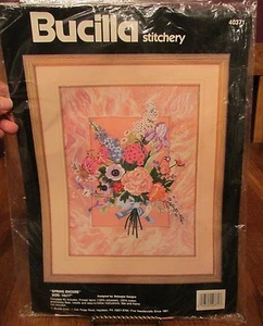 NUOVO Bucilla Stitchery Spring Encore 14" x 17" kit bouqet floreale - Foto 1 di 8