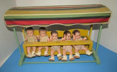 BONECA VINTAGE ORIGINAL MADAME ALEXANDER DIONNE QUINT EM BALANÇO DE GRAMADO 1939 - Imagem 1 de 4