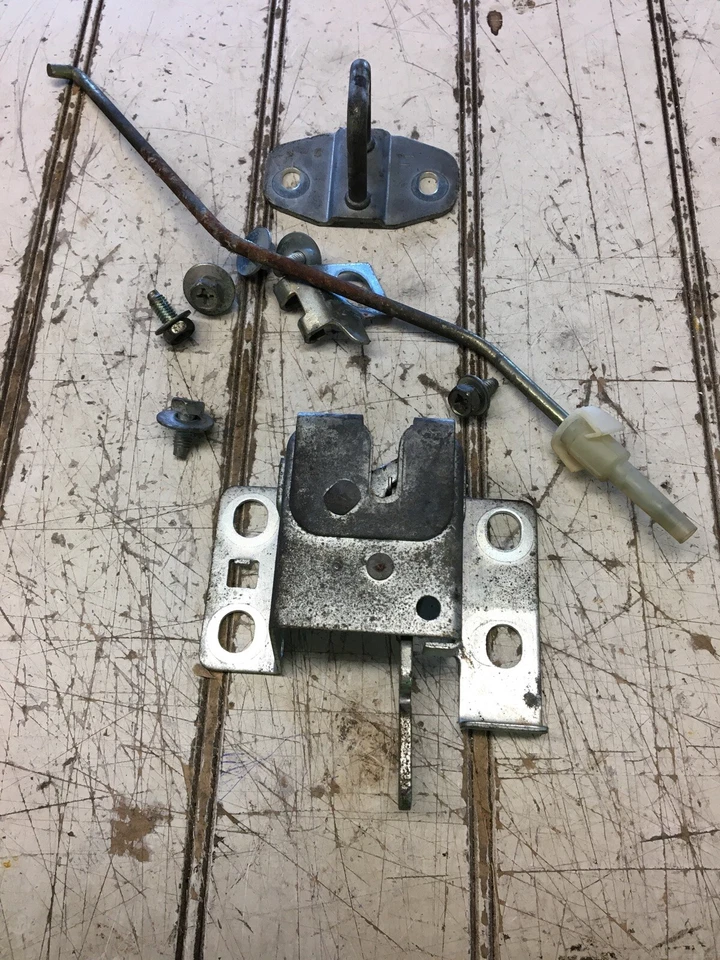 Pestillo de escotilla trasero Datsun 200SX 80 hatchback con herrajes Foto 1 de 4