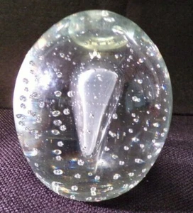 Pisapapeles de vidrio artístico con burbuja central única y burbujas controladas 3 1/4 x 2 3/4  - Imagen 1 de 4