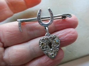 ANTIGUO BROCHE PIN VINTAGE ART DECO TONO PLATA CANDADO CORAZÓN ENCANTO EQUITACIÓN - Imagen 1 de 3