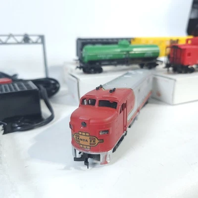 HO Scale Life Like Santa Fe Locomotive + 4 Train Cars + Track + Speed Control  - Image 1 of 4