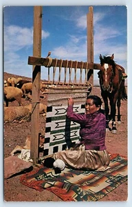 Postal de tejedor navajo en el trabajo - Imagen 1 de 2